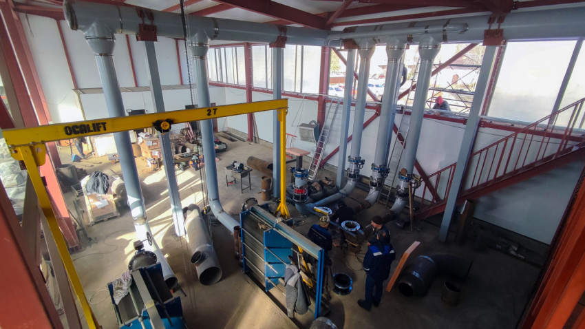 Общий вид котельной с установленными трубопроводами и кран-балкой