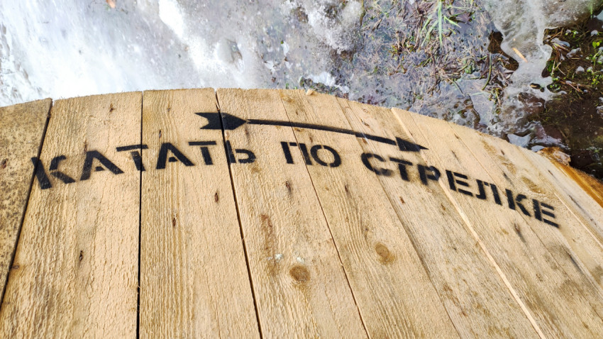 Указание направления на кабельной катушке «Катать по стрелке»