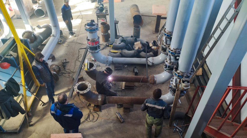 Сварка магистральных труб котельной крупным планом