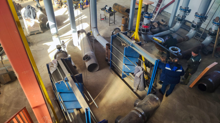 Внутренний вид котельной в процессе монтажа трубопроводов