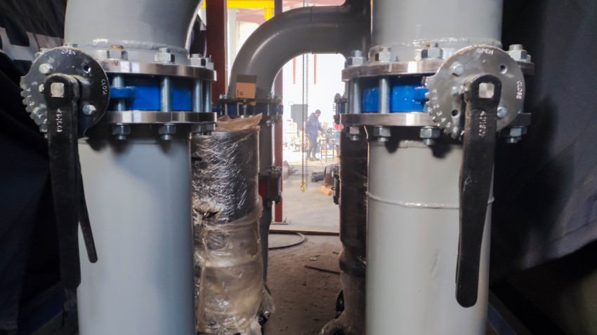 Запорная арматура на трубопроводе промышленной установки