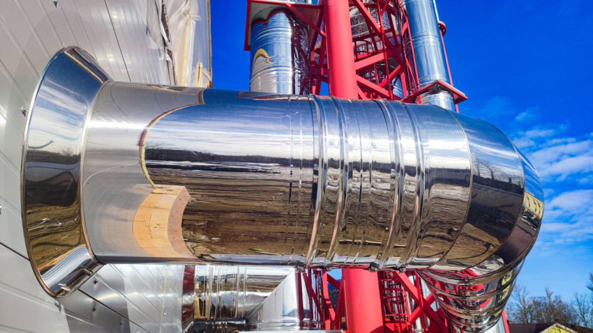 Воздуховод из нержавеющей стали на фасаде котельной