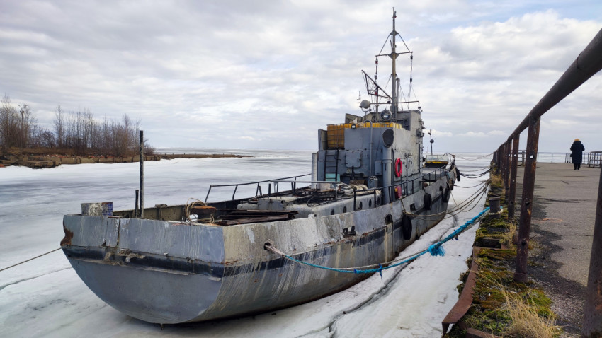Судно в зимнем доке у пирса