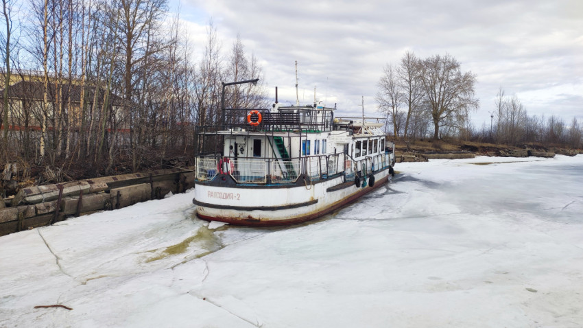 Теплоход «Рапсодия-2» во льду у берега
