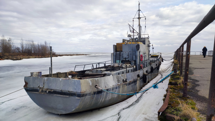 Старое судно у пирса в начале весны