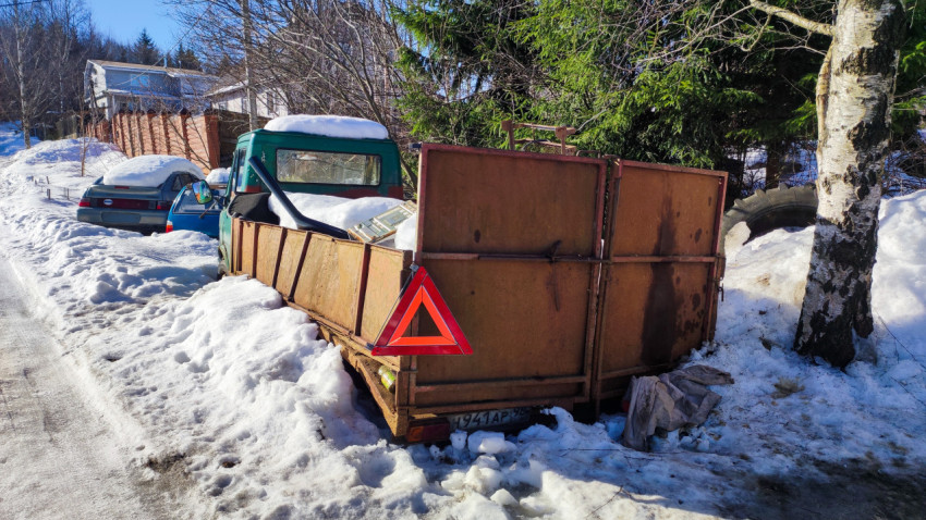 Кузов грузового автомобиля с аварийным знаком