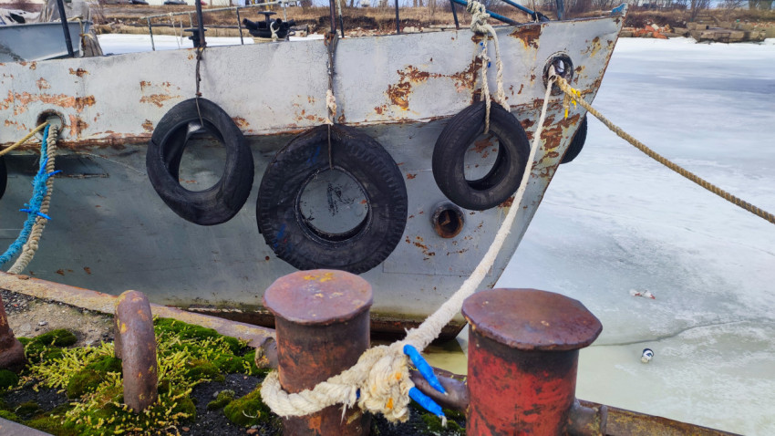 Крупный план швартовки судна у ржавого пирса