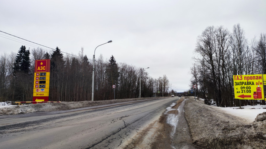 Цены на топливо на загородной АЗС и баннер газозаправки