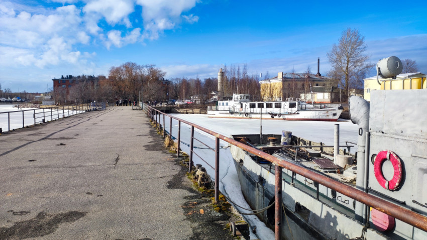 Набережная и суда на замерзшей реке в портовом районе