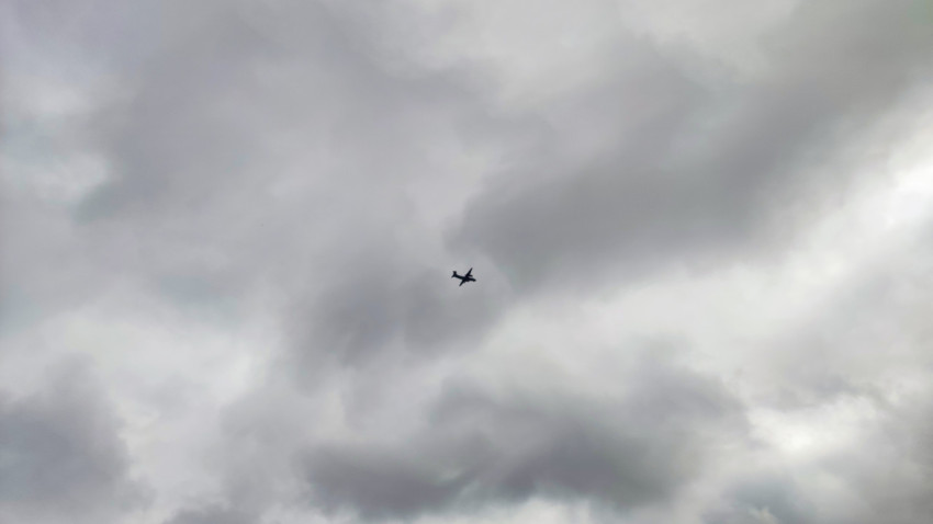 Силуэт самолёта в облачном небе