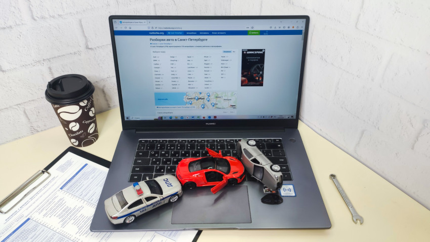 Модели автомобилей и ноутбук Huawei в офисной сцене