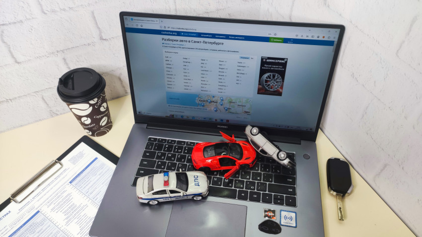 Игрушечные автомобили на клавиатуре ноутбука Huawei