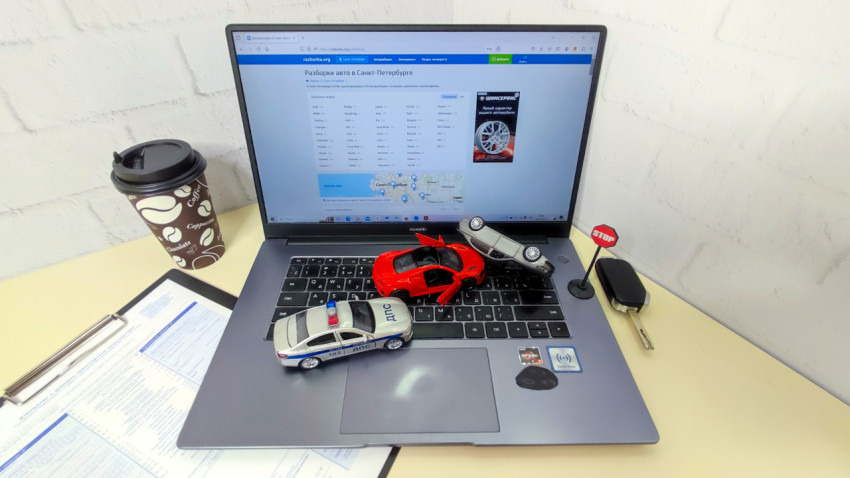 Игрушечные автомобили и ноутбук с картой автосервисов Санкт-Петербурга
