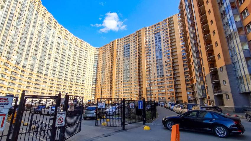 Жилой комплекс «Новый Оккервиль» во дворе крупной многоэтажной застройки