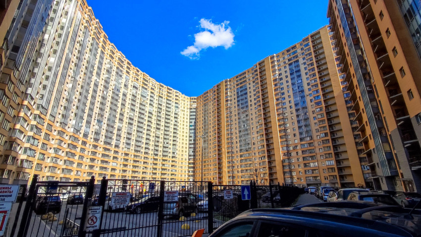 Двор ЖК «Новый Оккервиль» с высотными корпусами