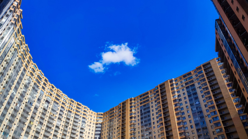 Корпуса ЖК «Новый Оккервиль», снятые с нижнего ракурса