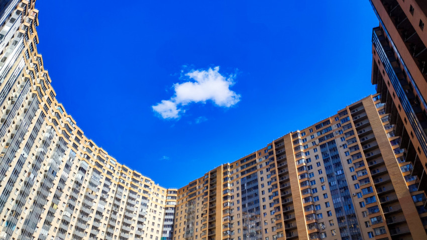 Высотные корпуса ЖК «Новый Оккервиль» на фоне неба