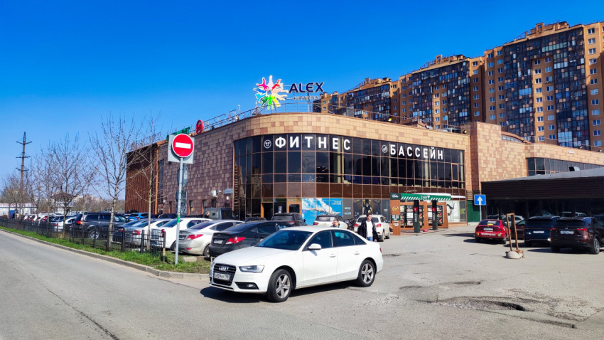 Торговый центр с фитнес-клубом и бассейном на фоне жилых домов