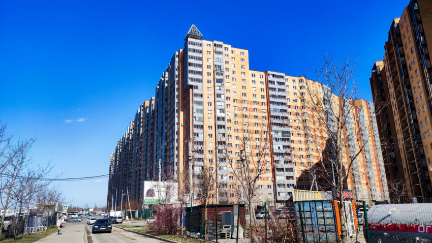 Уличный вид на длинный корпус ЖК «Новый Оккервиль»