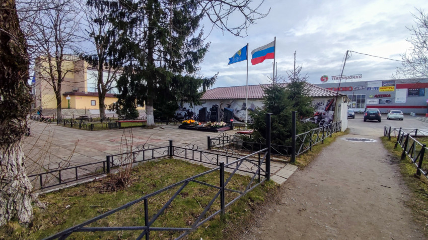 Вид на мемориальный комплекс со стороны пешеходной тропы