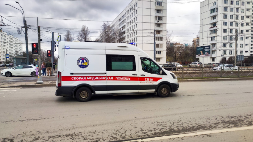 Машина скорой помощи на городской улице у пешеходного перехода