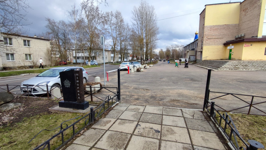 Выход из мемориала памяти Великой Отечественной войны на городскую улицу