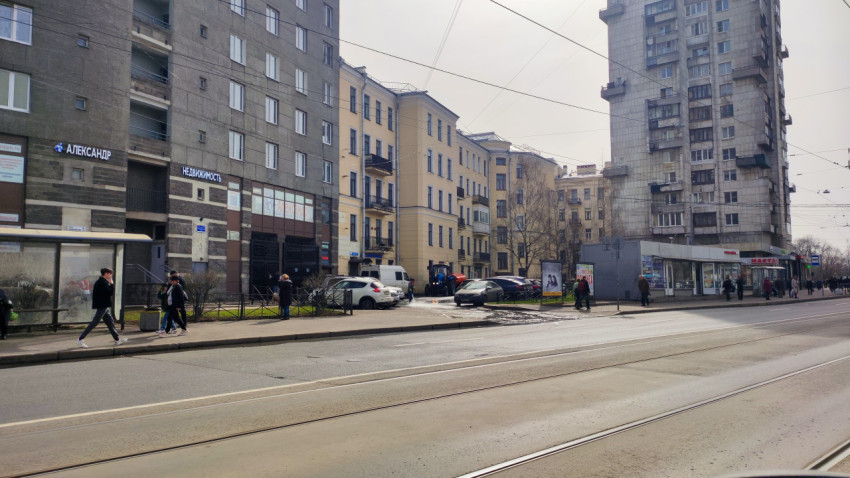 Городская улица с жилыми домами и пешеходами