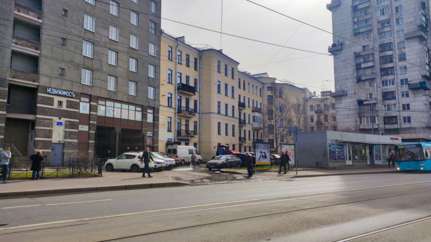 Улица с жилыми домами и остановкой общественного транспорта