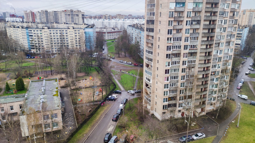 Панорамный вид дворовой территории с многоэтажными домами