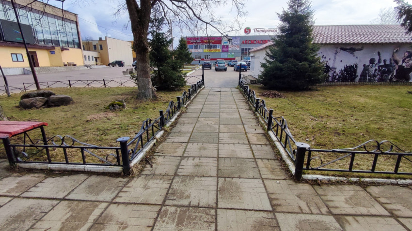 Дорожка мемориального сквера, ведущая к парковке и торговым объектам