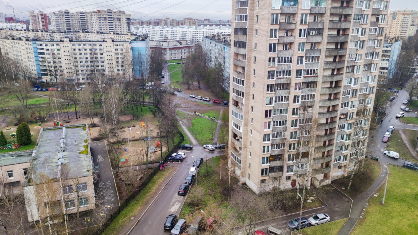 Вид на жилой район с высоты с детским садом и парковкой