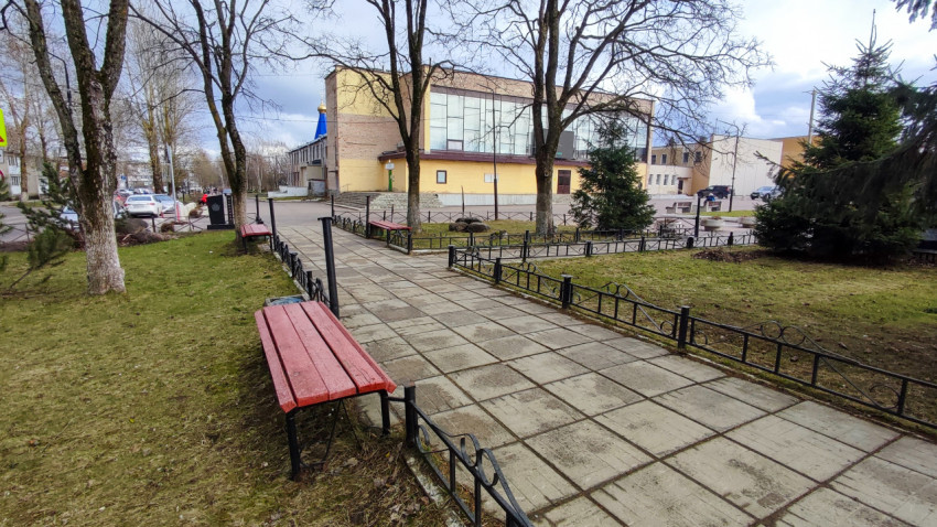 Пешеходная аллея мемориального сквера рядом с общественным зданием