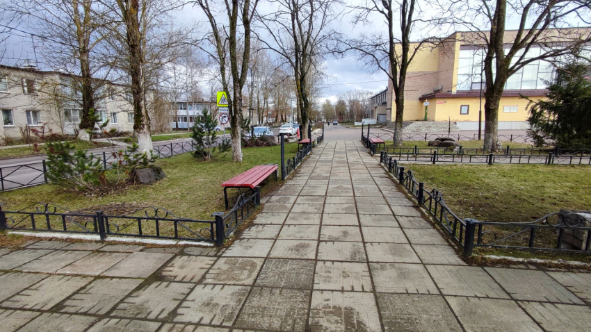 Центральная аллея мемориального сквера с лавочками и ограждением