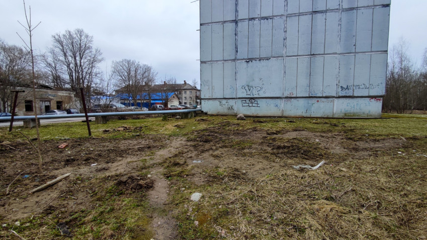 Дворовая зона у торца панельного дома ранней весной