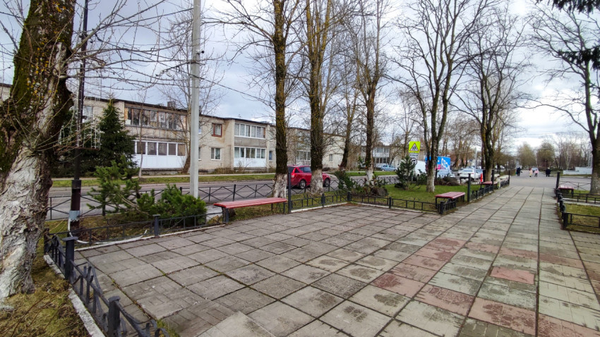 Пешеходная зона рядом с мемориальным сквером