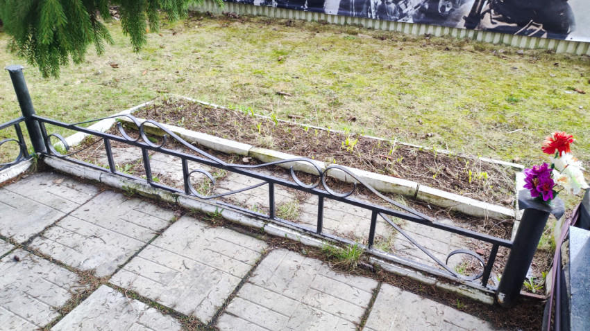 Цветник у мемориального комплекса в городском сквере