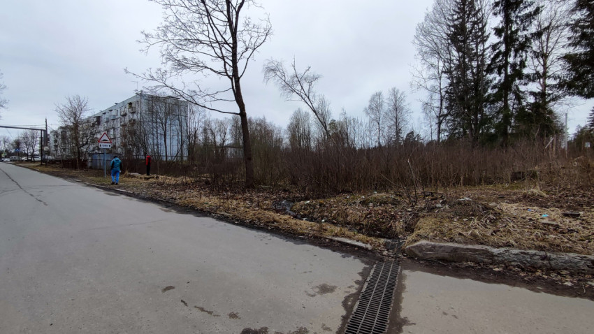 Улица возле жилого дома и пустыря в начале весны