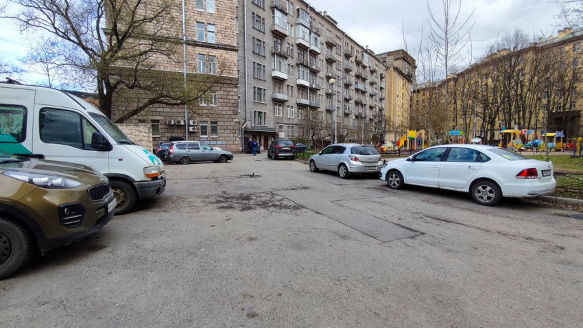 Двор советской жилой застройки с припаркованными автомобилями