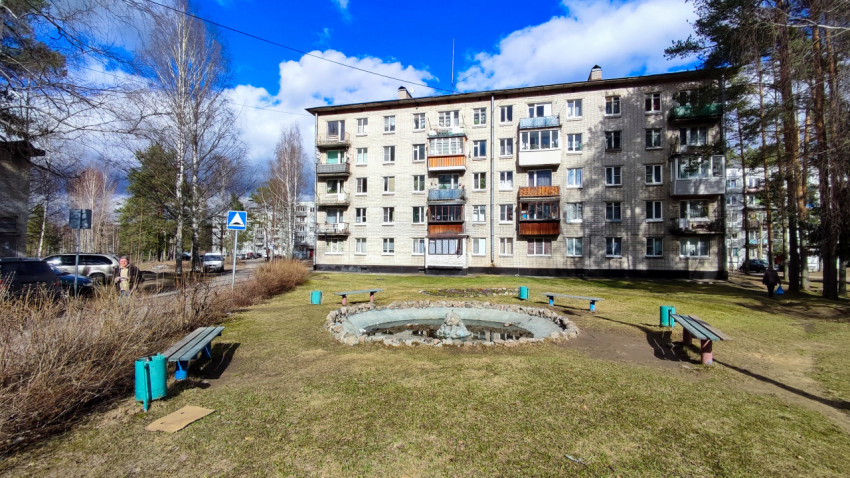 Дворовая зона с круглым фонтаном перед пятиэтажным жилым домом