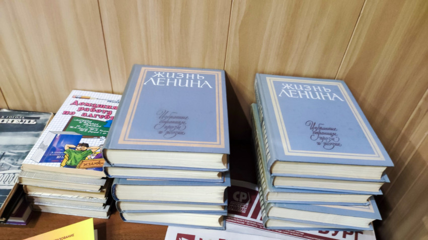 Стопки книг «Жизнь Ленина» на деревянной поверхности