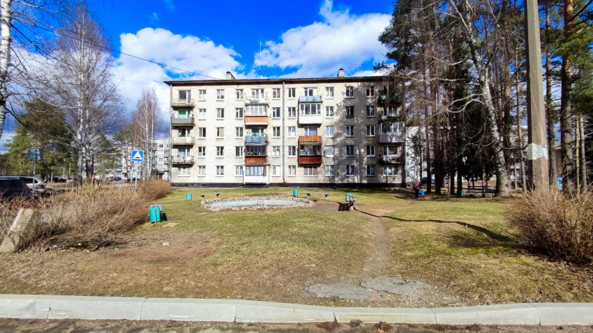 Площадка с фонтаном на фоне жилого дома и придомовых территорий