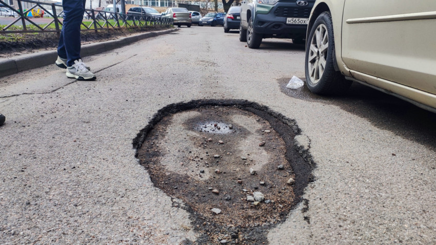 Асфальтовая яма на внутридворовой дороге