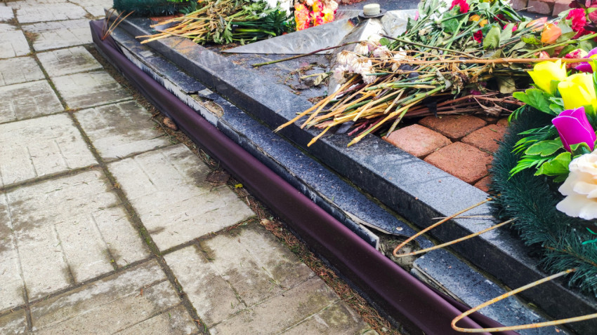 Повреждённые элементы облицовки у мемориального комплекса