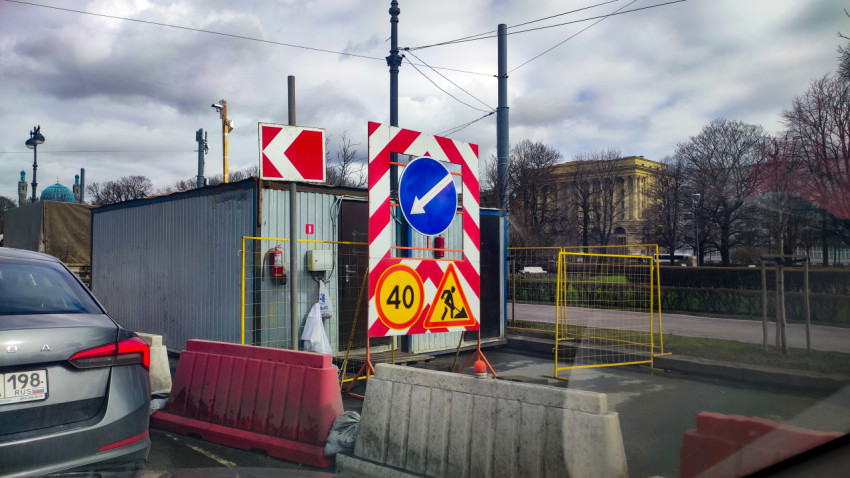 Дорожные знаки и ограждения на участке городских ремонтных работ
