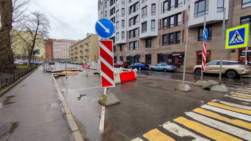 Дорожные ограждения и провал грунта на городской улице