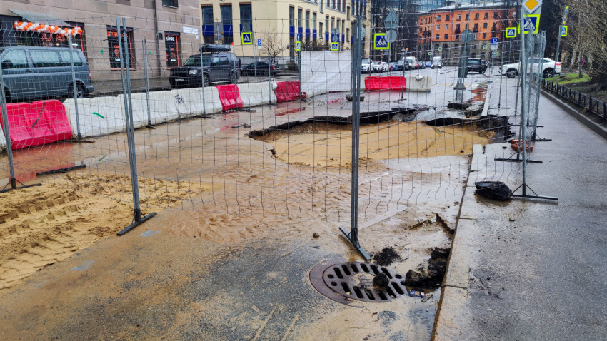 Разрытая дорожная территория, огороженная времальными металлическими секциями