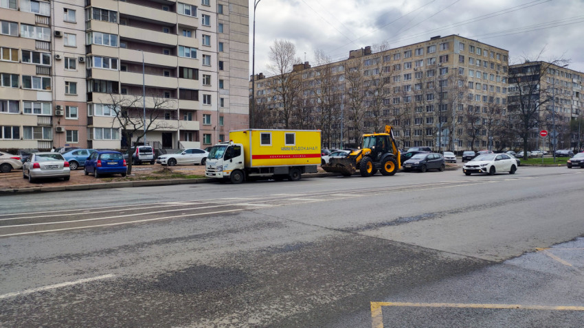 Машина аварийной службы «Водоканал» и спецтехника у жилых домов