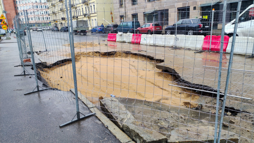 Дорожные ремонтные работы с размывом асфальта и песчаной подсыпкой