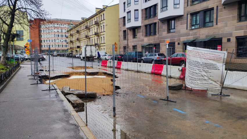 Ремонтный участок с провалом дорожного полотна и ограждениями на проезжей части