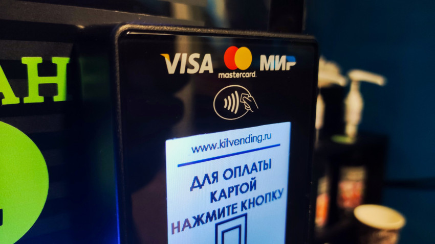 Бесконтактный терминал на панели вендингового автомата